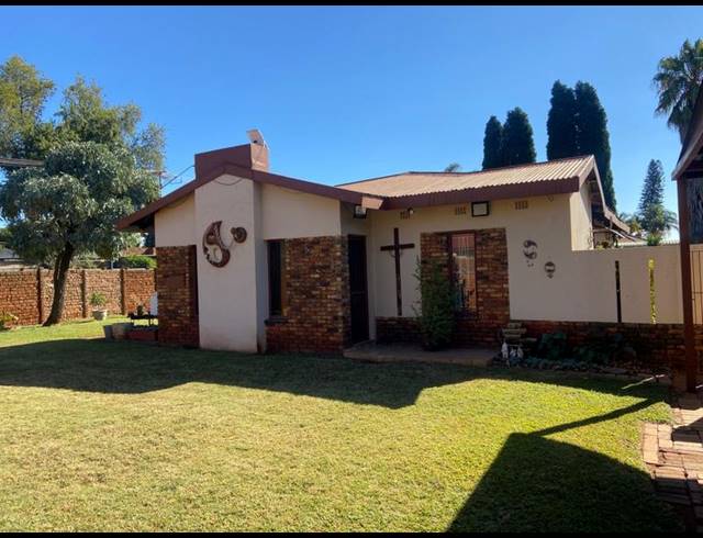 4 BEDROOM HOUSE FOR SALE IN THE ORCHARDS